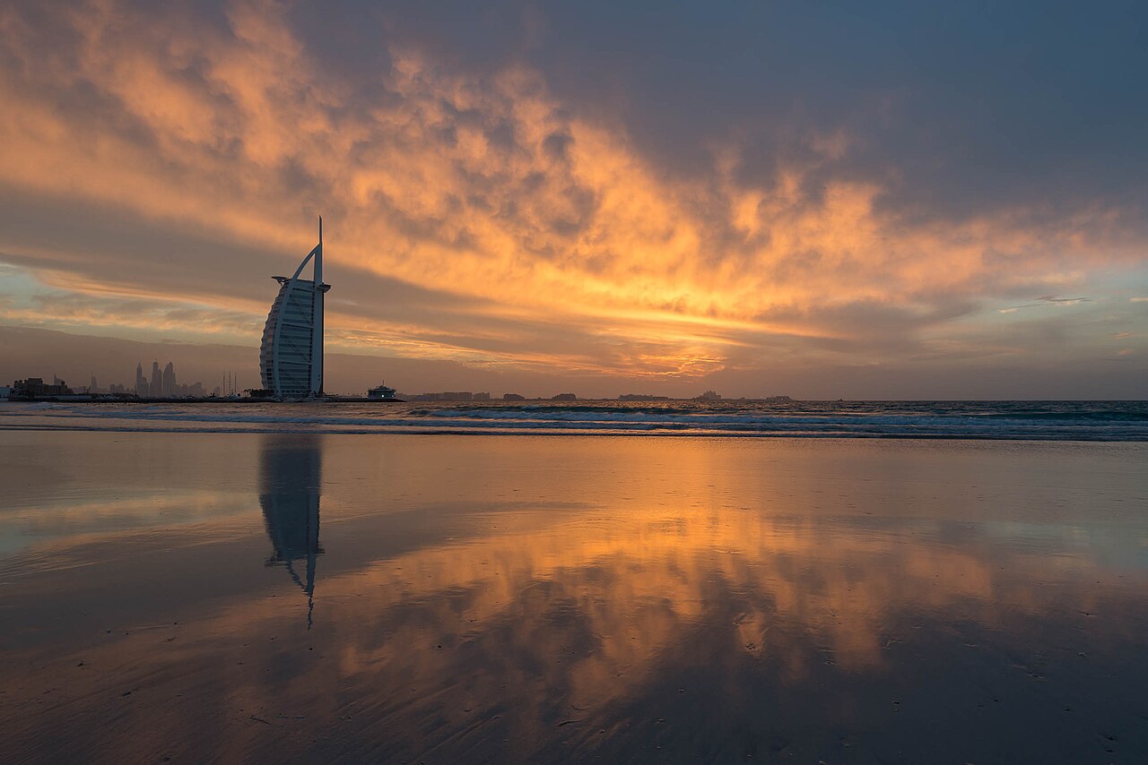 O Lounge Jumeirah Beach Hotel beachfront with Burj Al Arab view at sunset — photo 3
