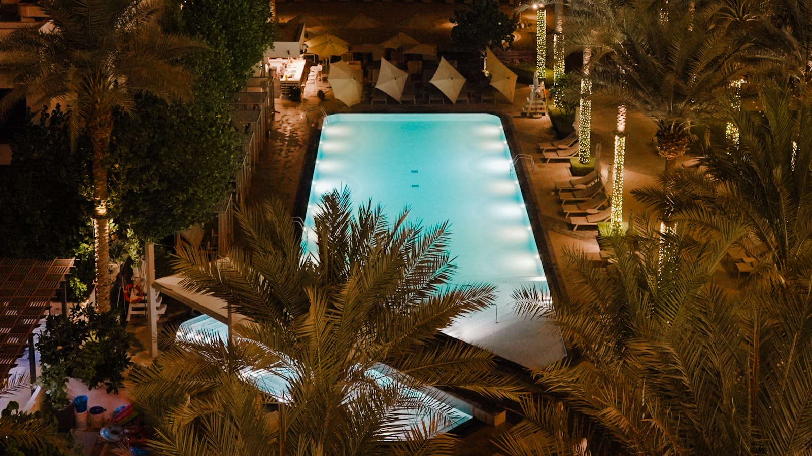 Paradiso beach club at Atlantis Palm Jumeirah at night with DJ performance