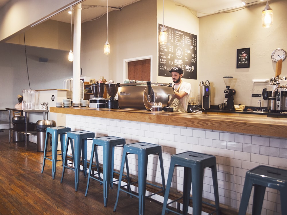 Roasters Specialty Coffee House JLT barista preparing single-origin pour-over — photo 3